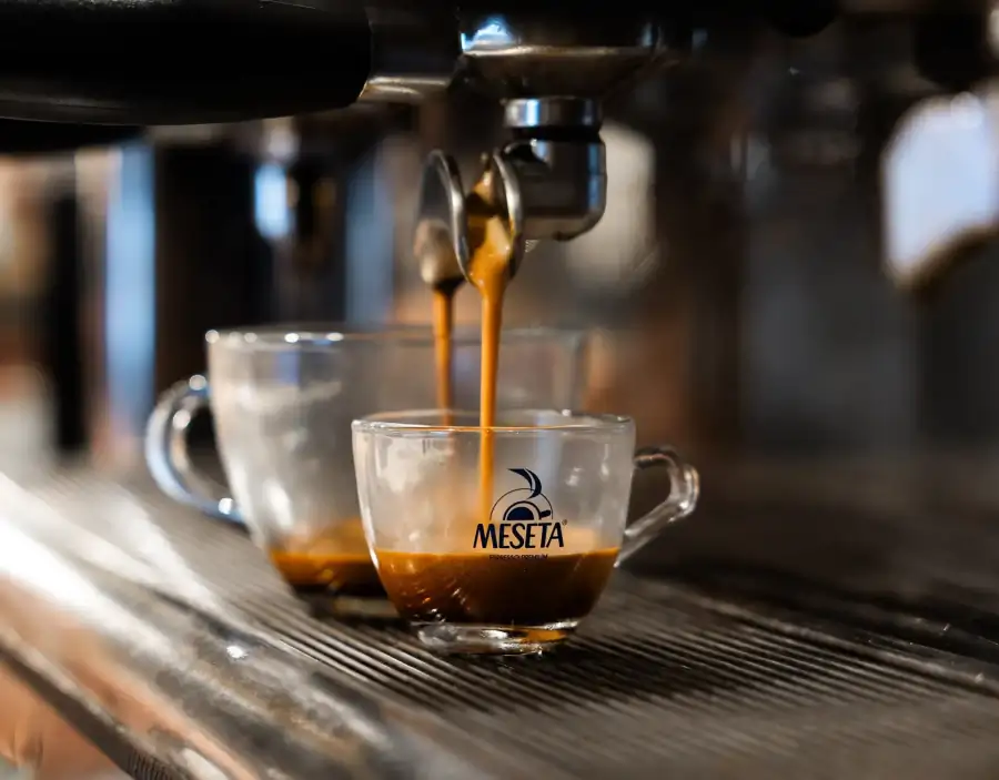Macchina del caffè che eroga caffè in tazzine di vetro a marchio Meseta