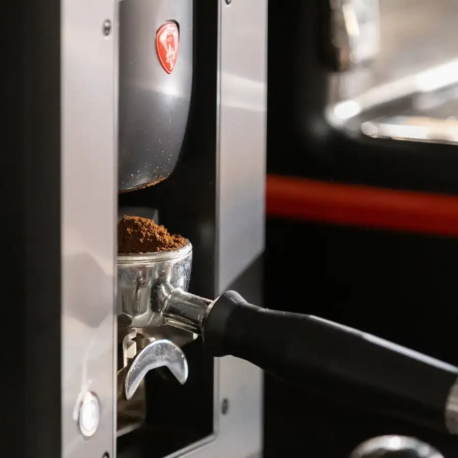 Portafiltro viene riempito dalla macchina macina caffè