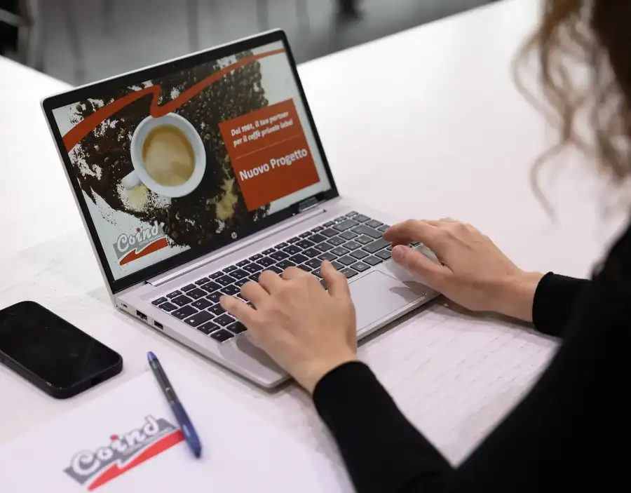 Consulente Coind al pc che inizia un nuovo progetto private label
